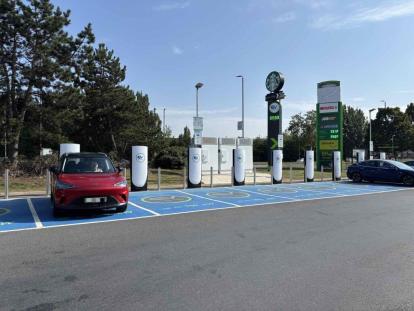 EV on the move charging hub