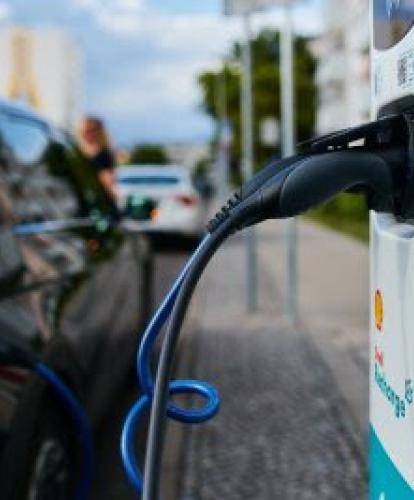 Shell Recharge charge point in use