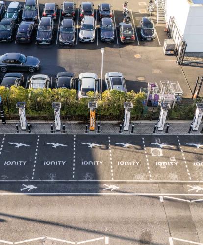  IONITY opens Ireland’s largest high-powered EV charging station at Charlestown Shopping Centre. 