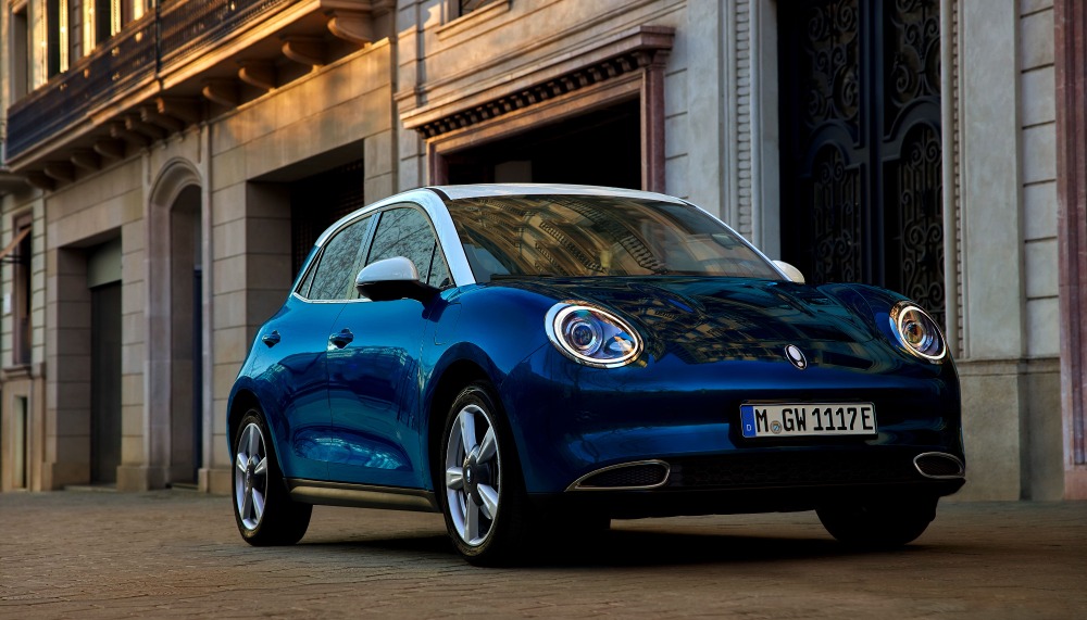 Blue Funky Cat with white roof in front of London building