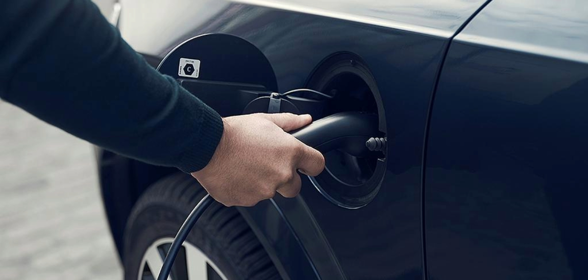 Charging a Volvo EX30 at home