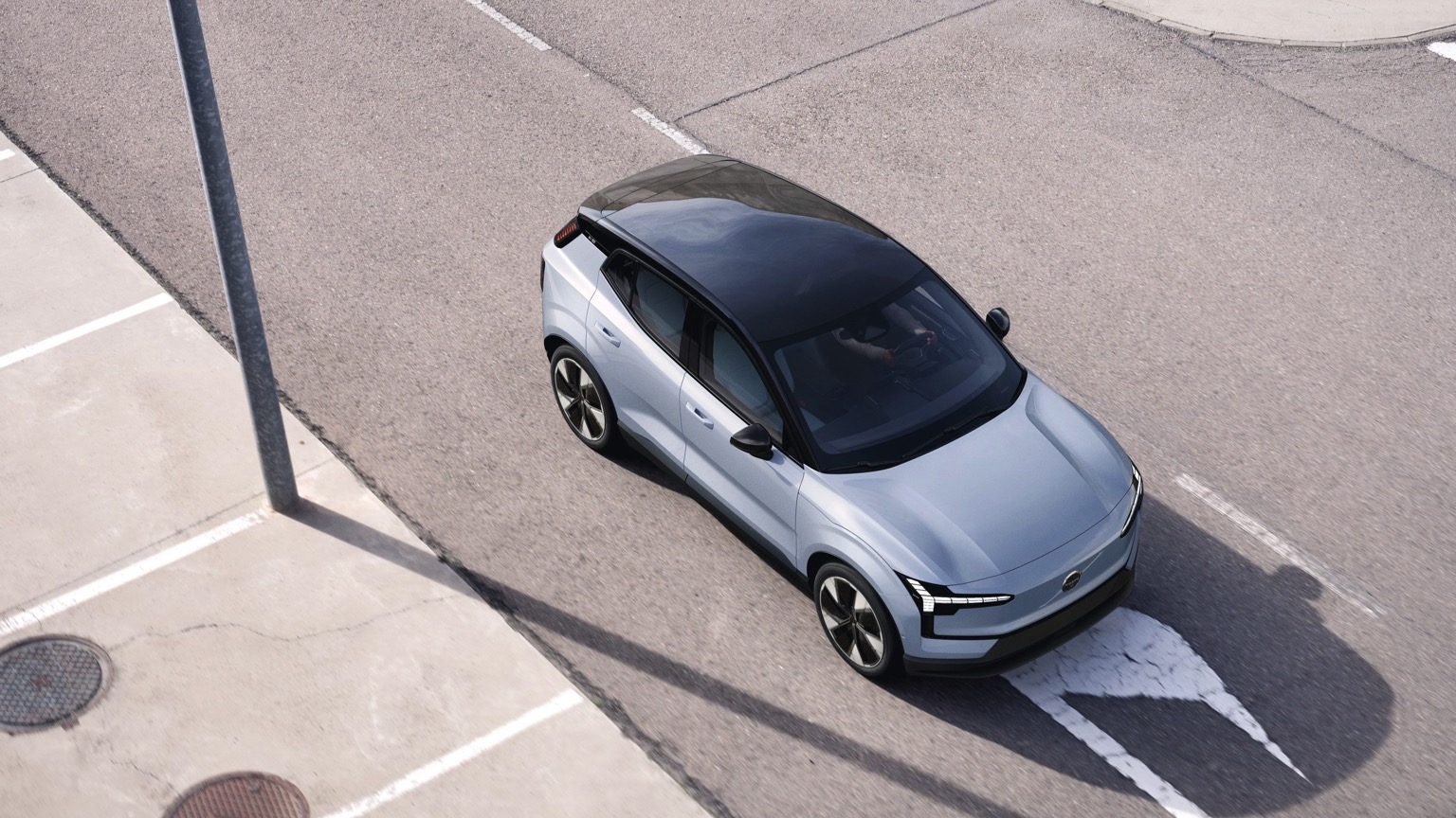 Charging a Volvo EX30 on public networks