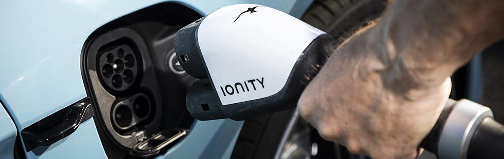 How long does it take to charge an Porsche Taycan?