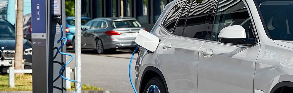Charging a BMW iX3 on public networks