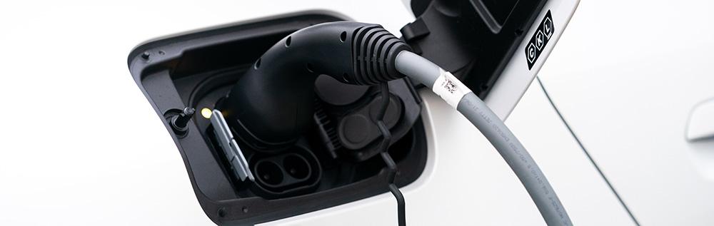 How to charge a BMW i4