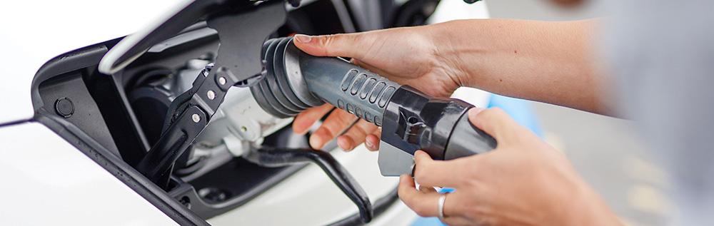 How to charge a Nissan e-NV200 van